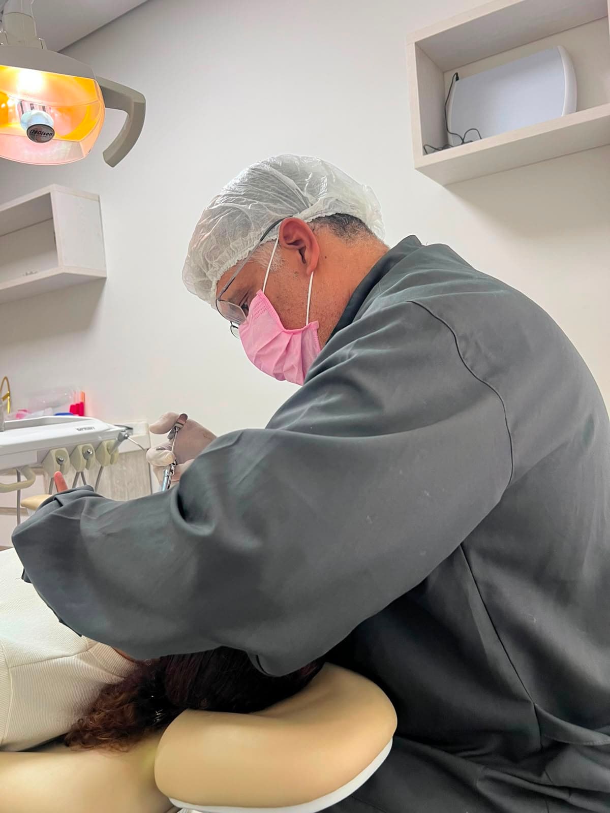 Dr. Rodrigo Ramos atendendo paciente