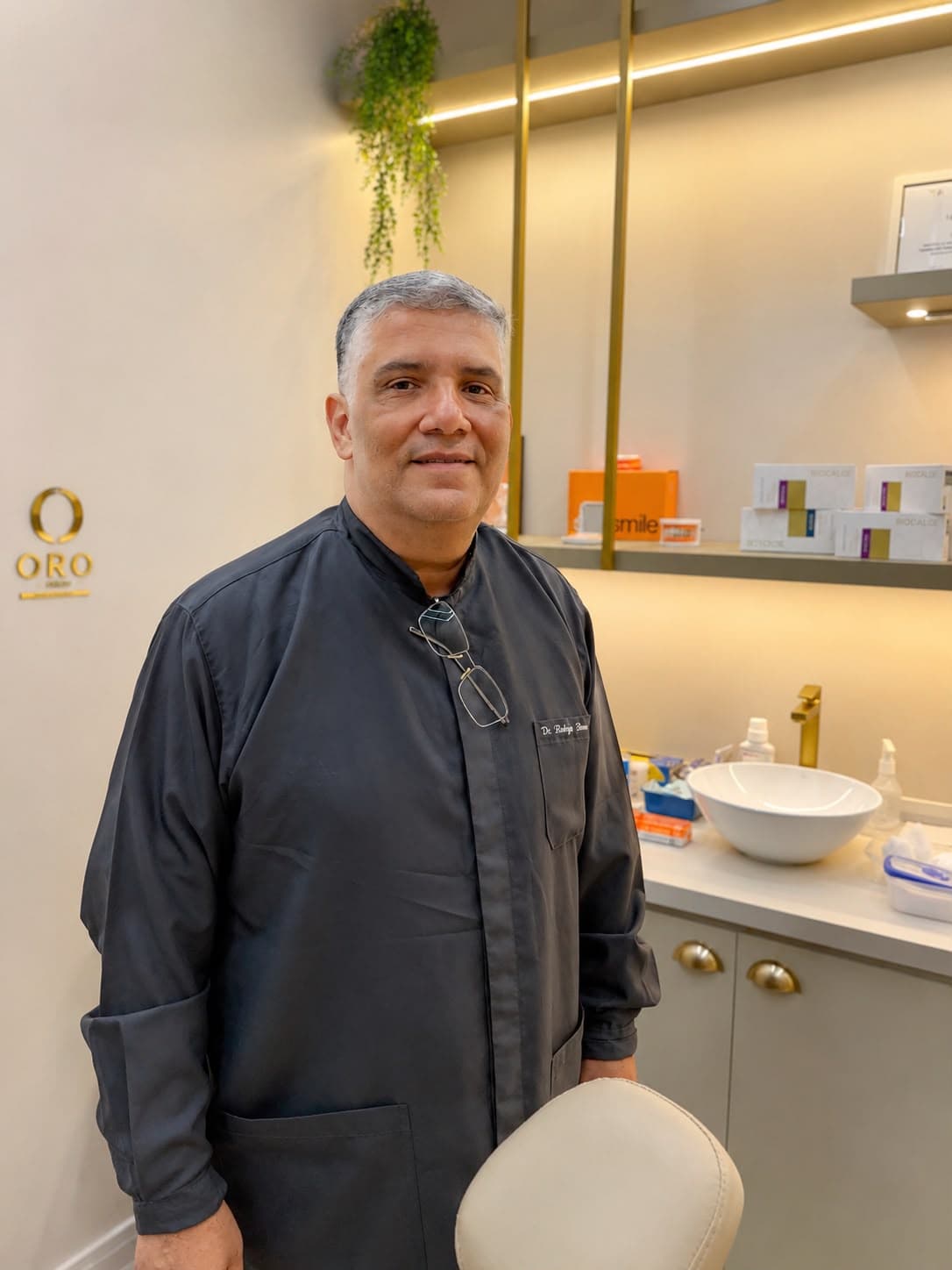Dr. Rodrigo Ramos em pé na clínica CTO